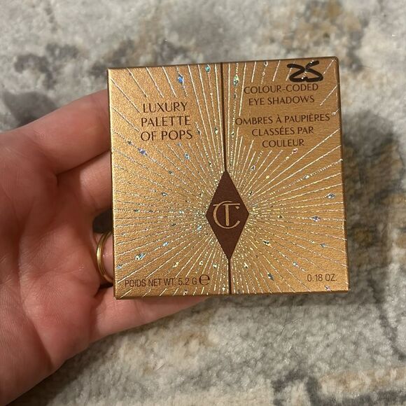 Charlotte Tilbury LIMITED EDITION
LUXURY PALETTE OF POPS
DAZZLING DIAMONDS - Picture 6 of 9